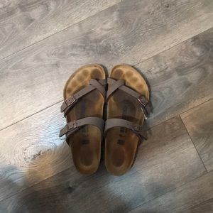 BARELY WORN BROWN TOE STRAP BIRKENSTOCKS!!